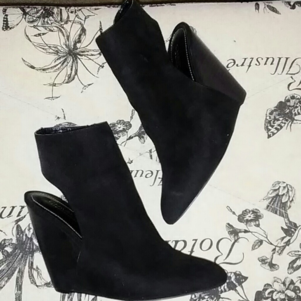 Stylish Black Wedge!🌺CLOSET CLEAROUT